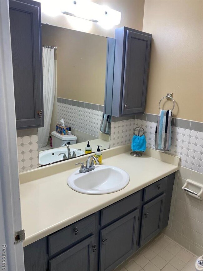 Building Photo - Charming Rochester Condo