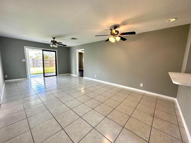 Building Photo - 947 Country Wood Ct