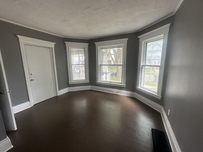 Building Photo - Beautiful 2-Bedroom located in Rochester NY!
