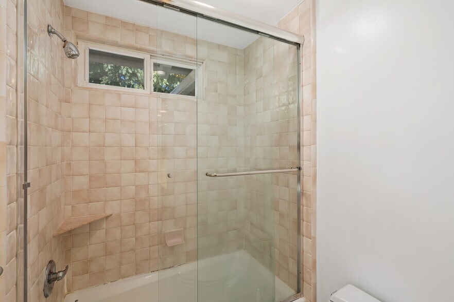 Building Photo - 8757 Encino Ave
