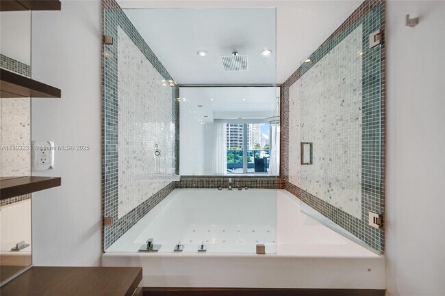 Building Photo - 200 Biscayne Blvd Way