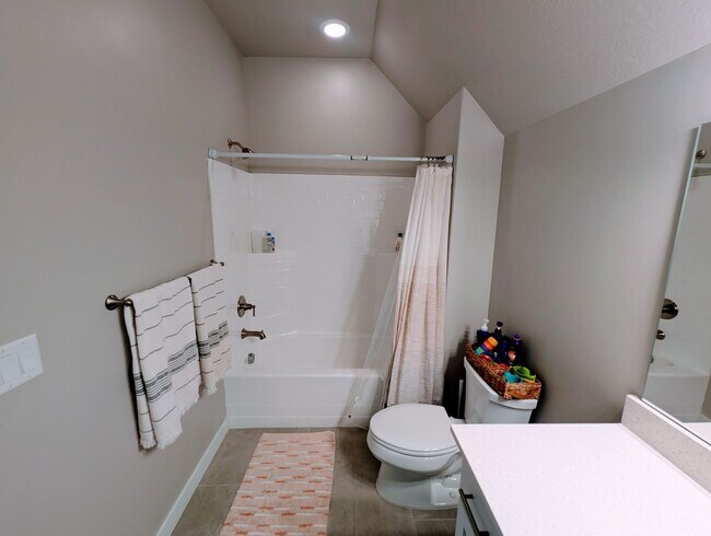 Building Photo - Lovely, spacious, newly built Lehi House!!
