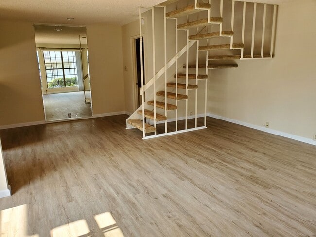 Building Photo - EASTER WAY - LOCATED NEAR UCSD IN UTC!  MO...