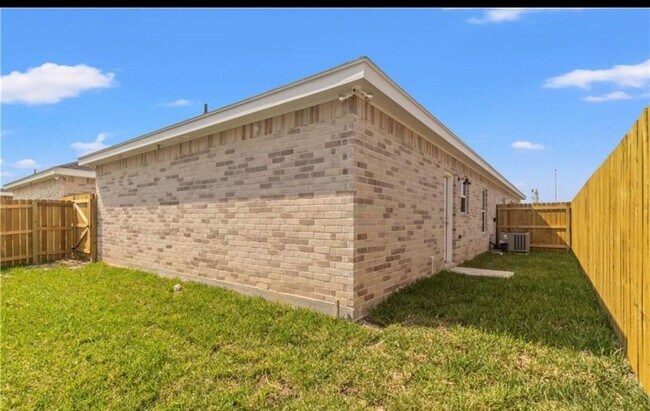 Building Photo - 2813 E Israel Ave