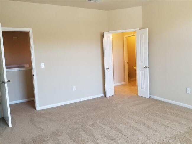 Building Photo - 2880 Donnell Dr