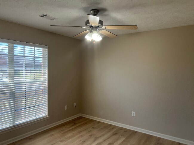 Building Photo - Charming 3 Bed 2 Bath Home