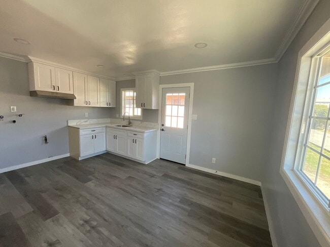 Building Photo - House - 2 Bedrooms / 1 Bathroom - Paramount