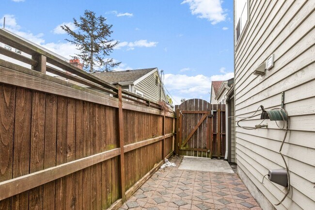 Building Photo - 3Bd/2.5Bd Seattle Townhome