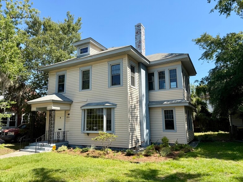 Building Photo - 816 Maupas Ave