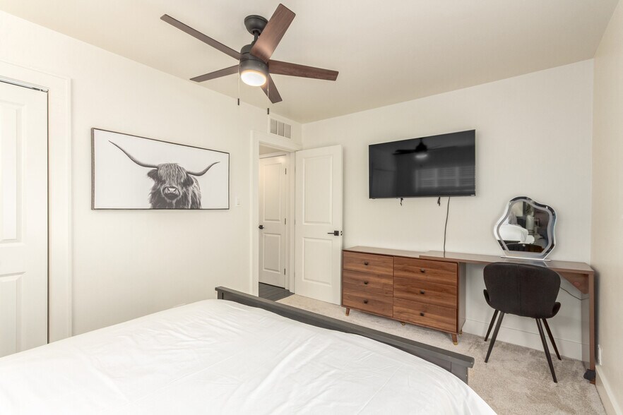 Building Photo - 1935 E Coolidge St