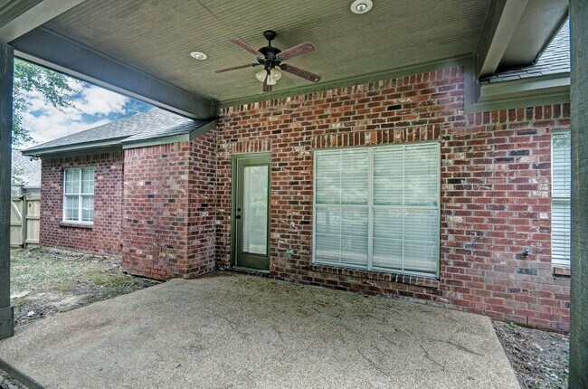 Building Photo - 123 Cedar Green Dr