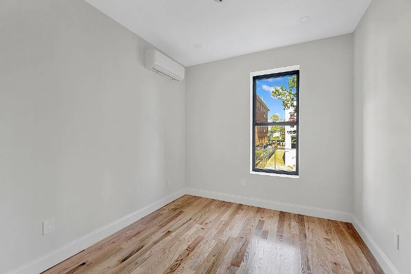 Building Photo - 692 Ashford St