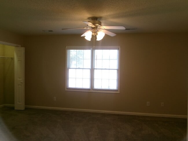 Building Photo - 2 bedroom,2 bath home in Meadowoods commun...