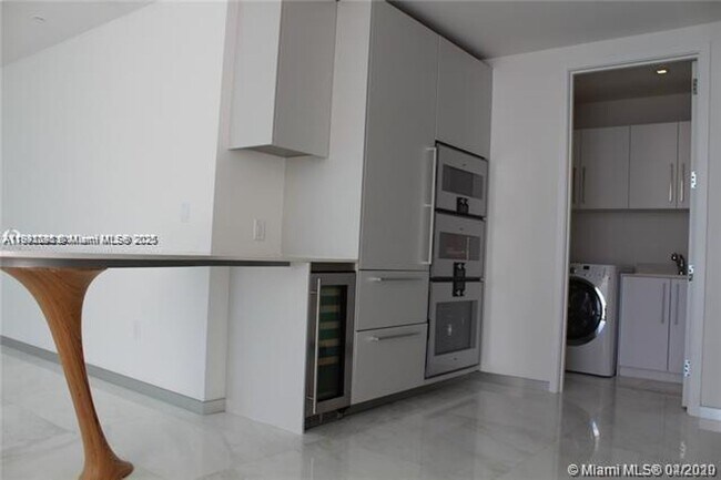 Building Photo - 16901 Collins Ave