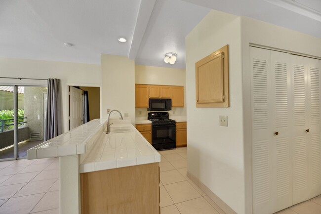 Building Photo - Downstairs 2 bedroom condo in Green Valley