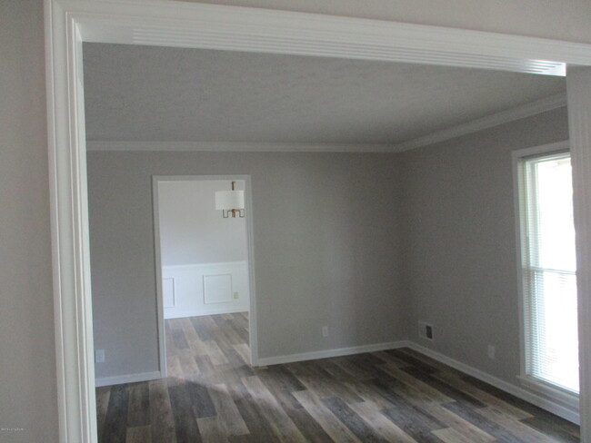 Building Photo - 2901 Creekside Dr