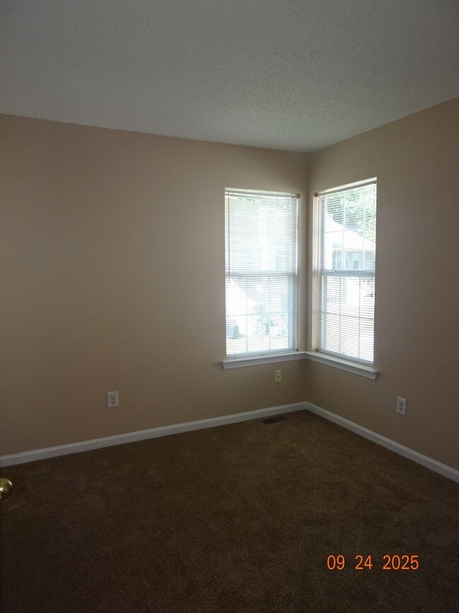 Building Photo - 3 Bedrooms, 2.5 Bathrooms Townhouse Rental