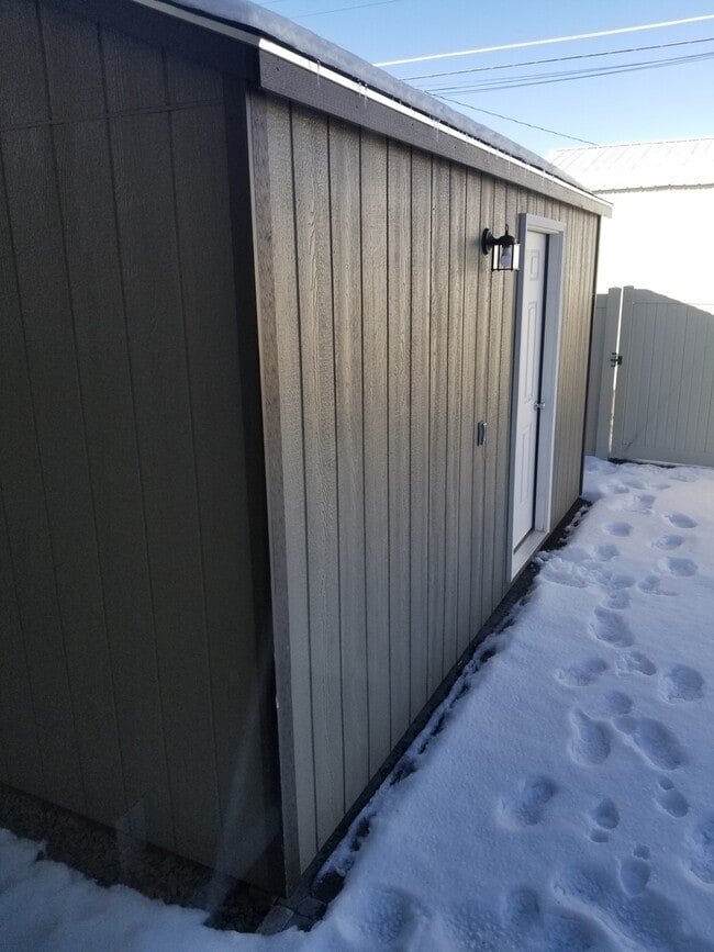 Building Photo - Surprisingly Spacious and Beautifully Upda...