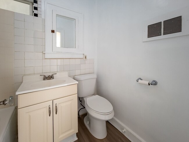 Building Photo - Bright & Inviting 1BR in the Heart of North Alhambra