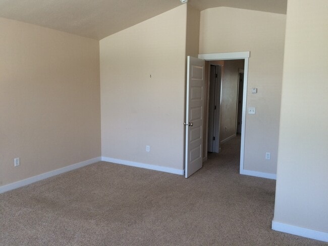 Building Photo - Luxury 3 Bedroom Townhome Available Now!!