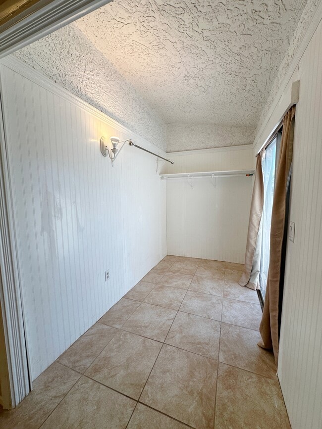 Building Photo - 2321 Valley Dr