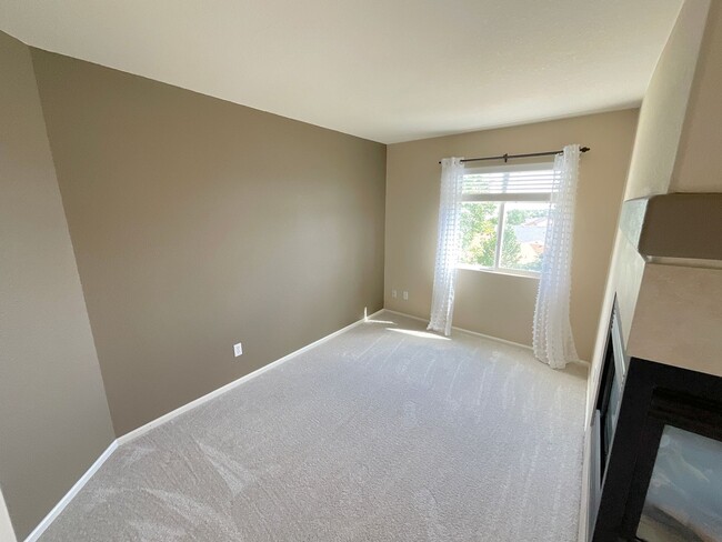 Building Photo - 3 Bedroom Home Available Near Barnes Rd & ...