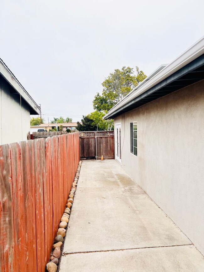 Building Photo - Mid Century Bungalow in prime Clairemont location!