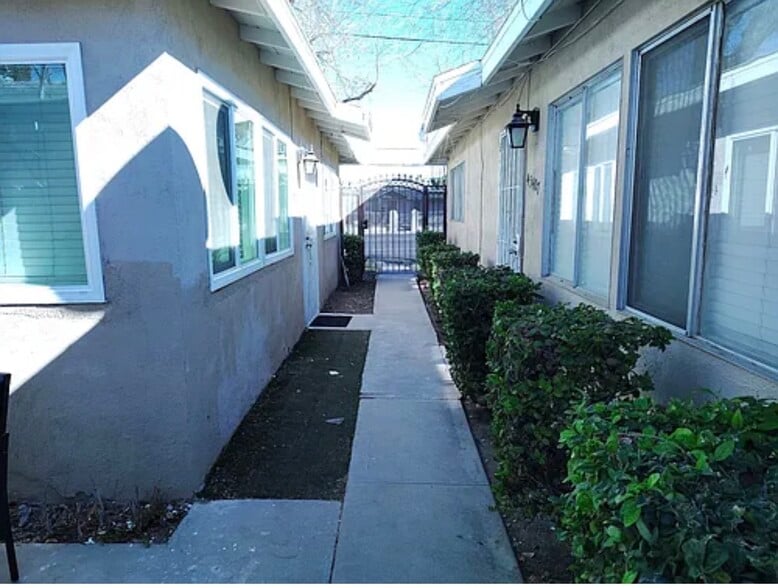 Secure gated small community - 45409 10th St W