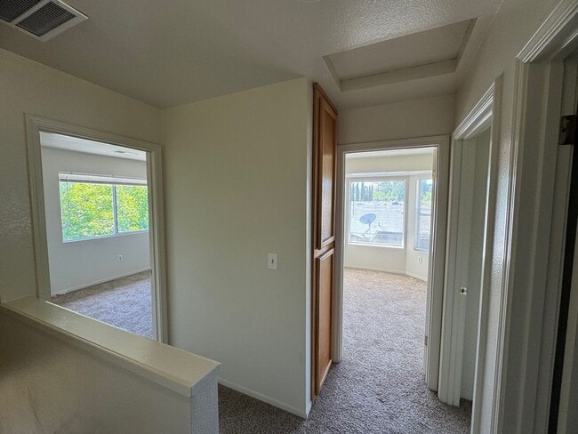 Building Photo - Charming 3 bedroom 1.5 bathroom Two story Town House with an attached garage.