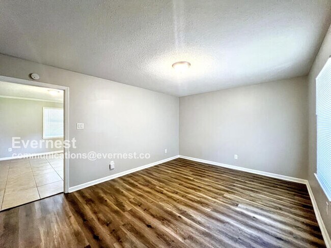 Building Photo - 922 Woodburne Pl