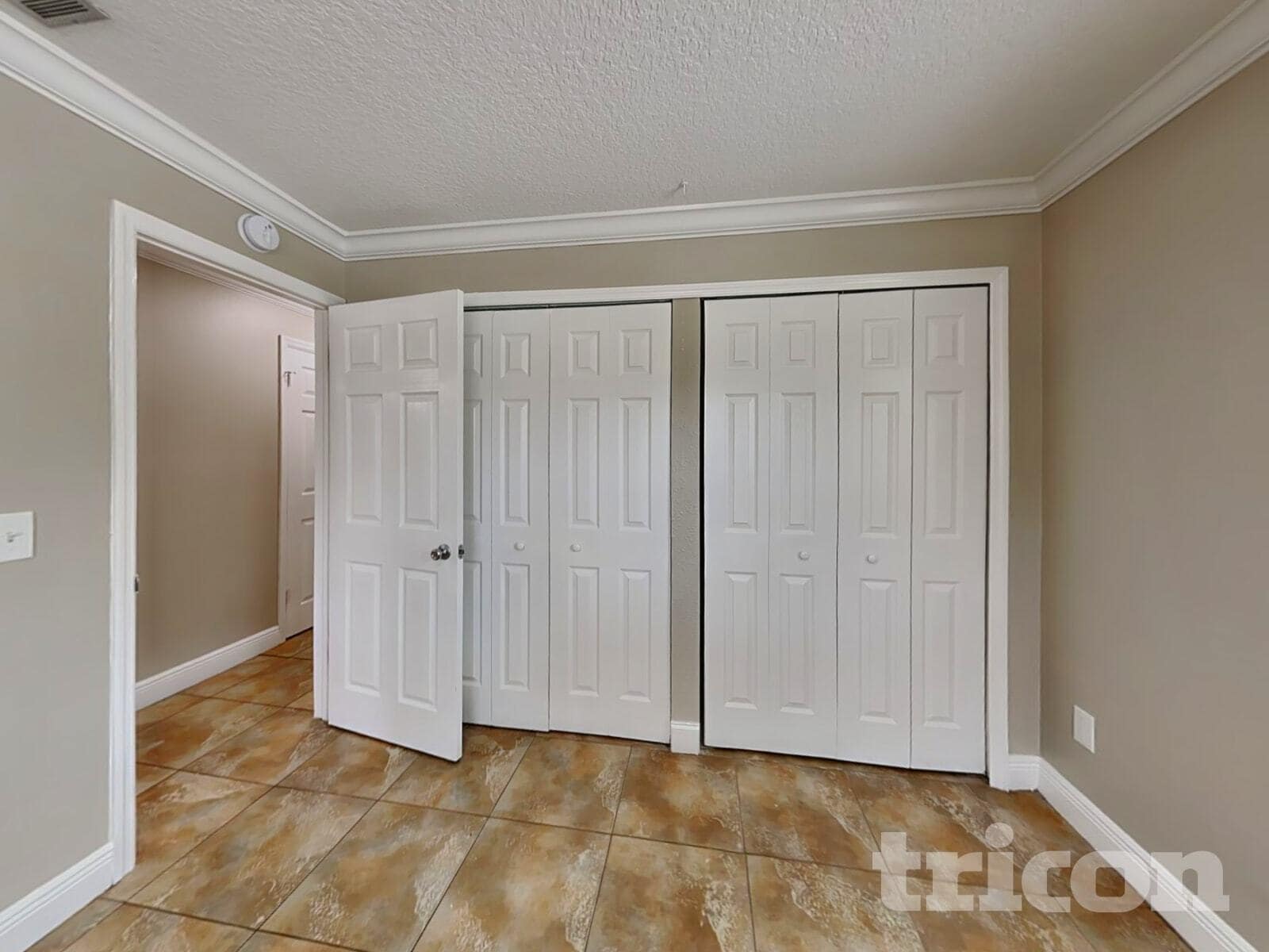 Building Photo - 563 Robin Hill Cir