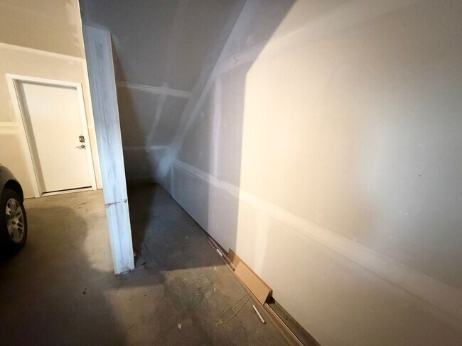Building Photo - Modern Contemporary Townhome just one block from the Light Rail!