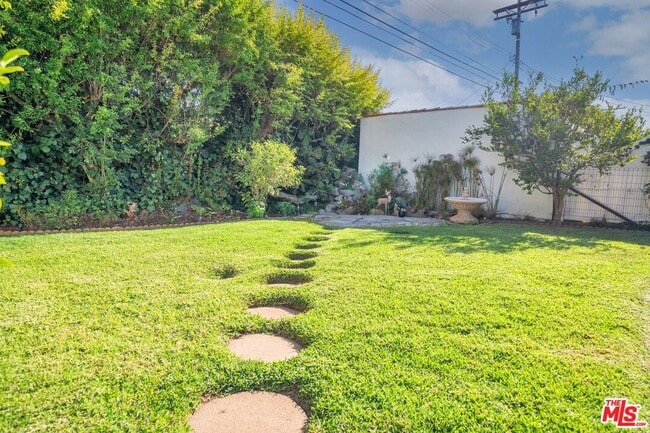 Building Photo - 10630 Wellworth Ave