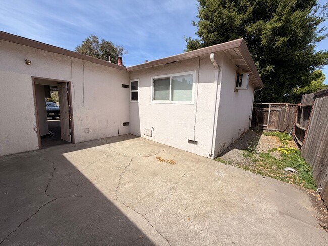 Building Photo - BRIGHT & SPACIOUS 2 BEDROOM/1 BATH AVAILABLE TO RENT IN LIVERMORE CA!!!!