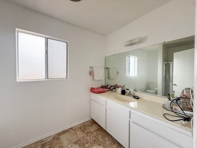 Building Photo - 2 Bedroom Yucca Valley Home