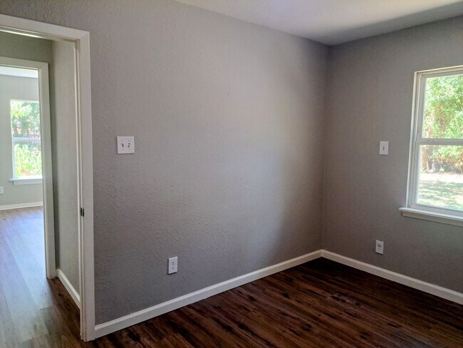 Building Photo - 4 bedroom, 2 bath home, Handicap accessible
