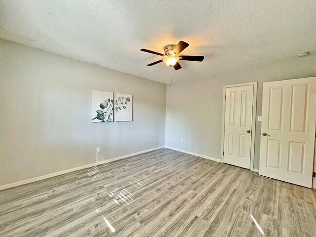 Building Photo - READY 11-07-25!! 3-Bedroom Townhome at the...
