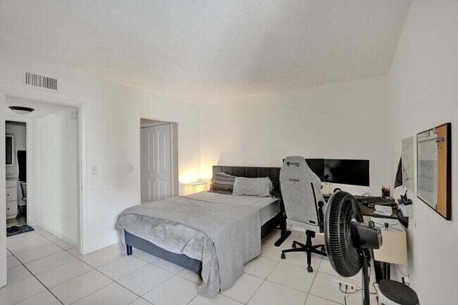 Building Photo - 636 NW 13th St