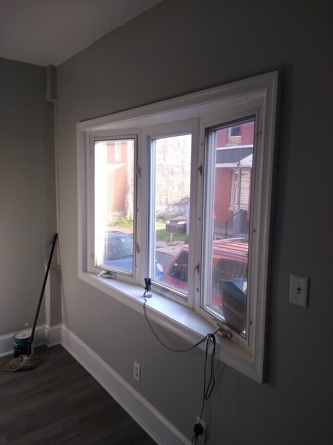 Building Photo - 655 N Yewdall St