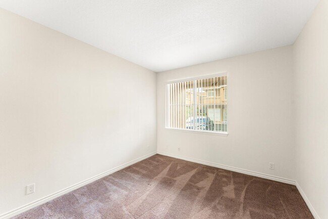 Building Photo - Beautiful Ground Level 2 Bedroom, 2 Bathro...