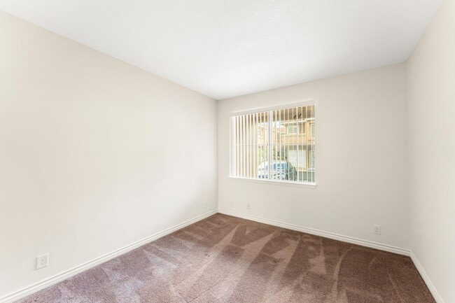 Building Photo - Beautiful Ground Level 2 Bedroom, 2 Bathroom Condo Available Now in Lake Forest!