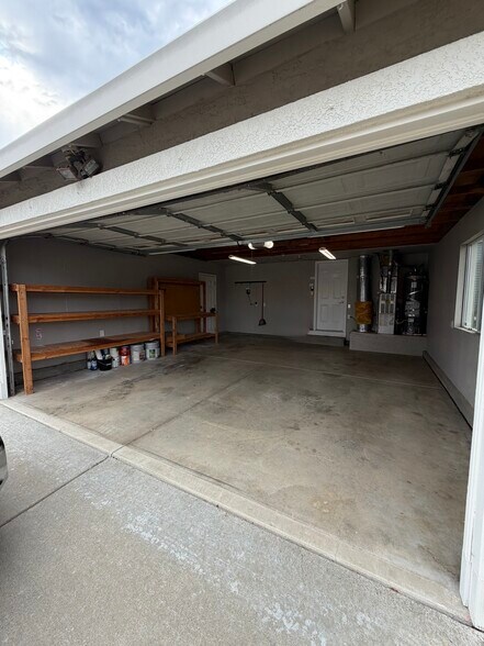 Building Photo - 1605 Paseo Flores Dr