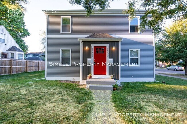 Primary Photo - Nice 4 bed, 2 Bath Lower!