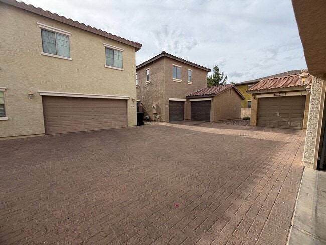 Building Photo - Community pool and a low maintenance yard