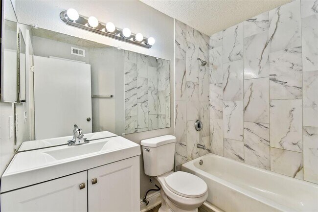 Building Photo - 9481 Highland Oak Dr