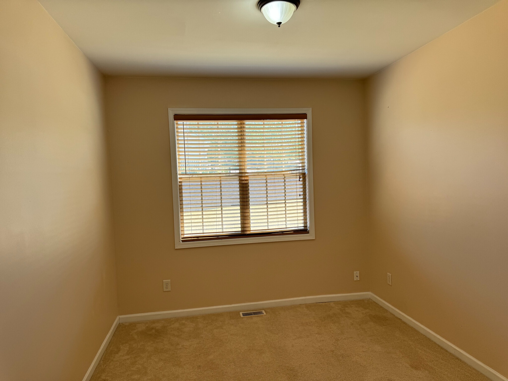 Building Photo - Room in House on Kinsley Pl