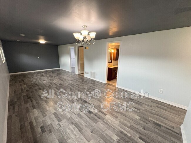 Building Photo - 1595 Luna Vista St