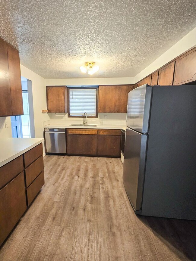 Building Photo - 11613 Pacific Ct NE