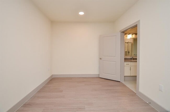 Building Photo - 6955 Turtlewood Dr