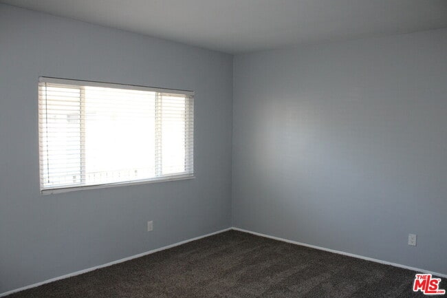 Building Photo - 115 N Oak St